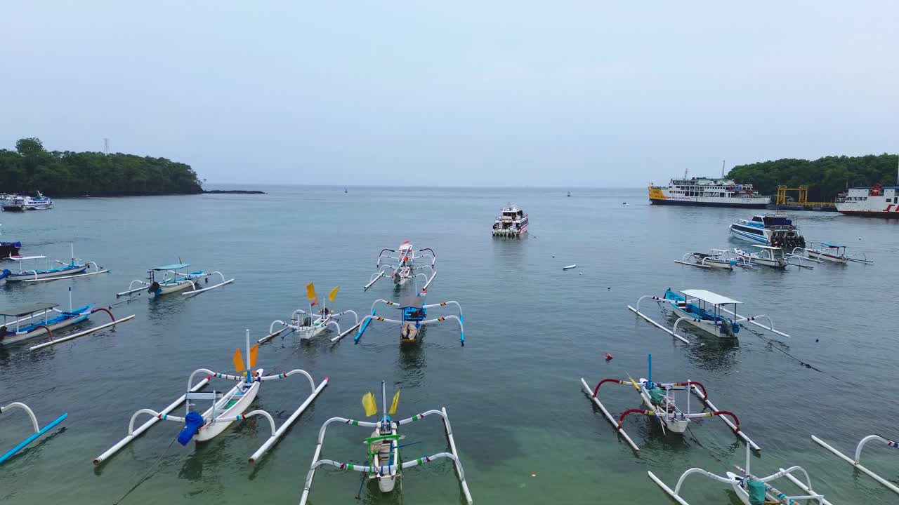 巴厘巴东白港镇鸟瞰图。视频素材