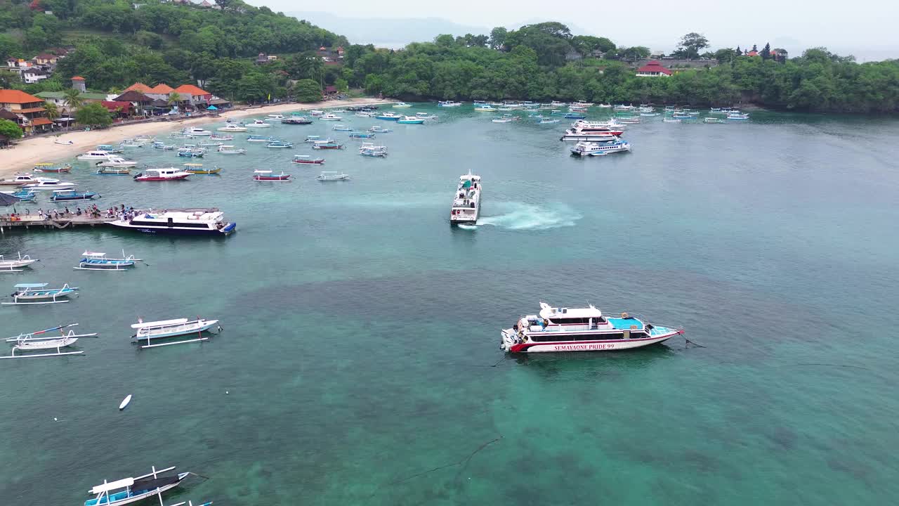 巴厘巴东白港镇鸟瞰图。视频素材