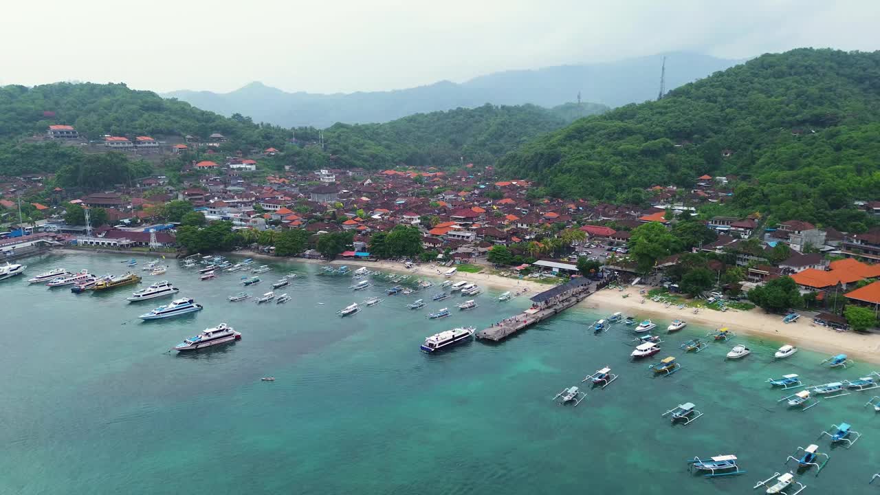 巴厘巴东白港镇鸟瞰图。视频素材