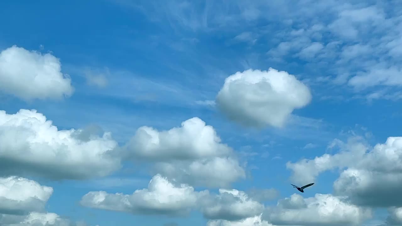 蔚蓝的天空配上柔软、蓬松的云朵，捕捉了英国乡村宁静的本质，自然的背景视频下载