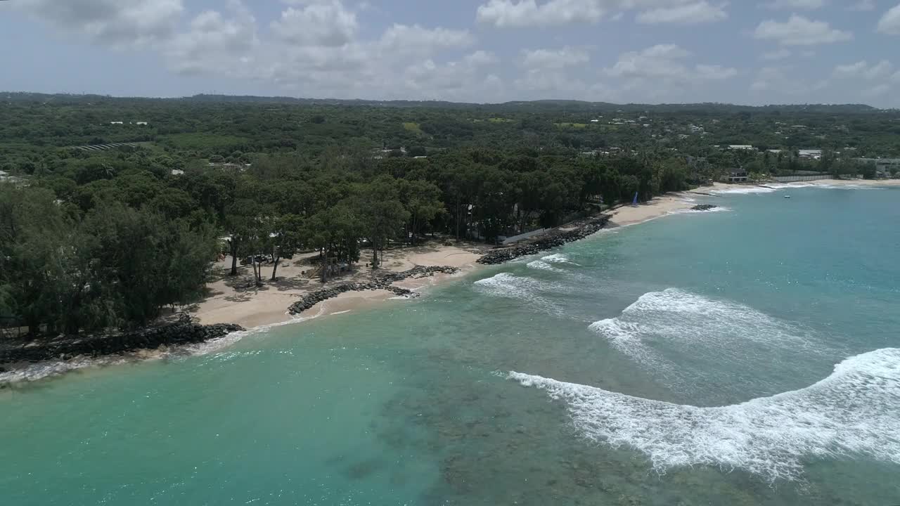 无人机在巴巴多斯福克斯顿的海上和海滩上空飞行视频素材