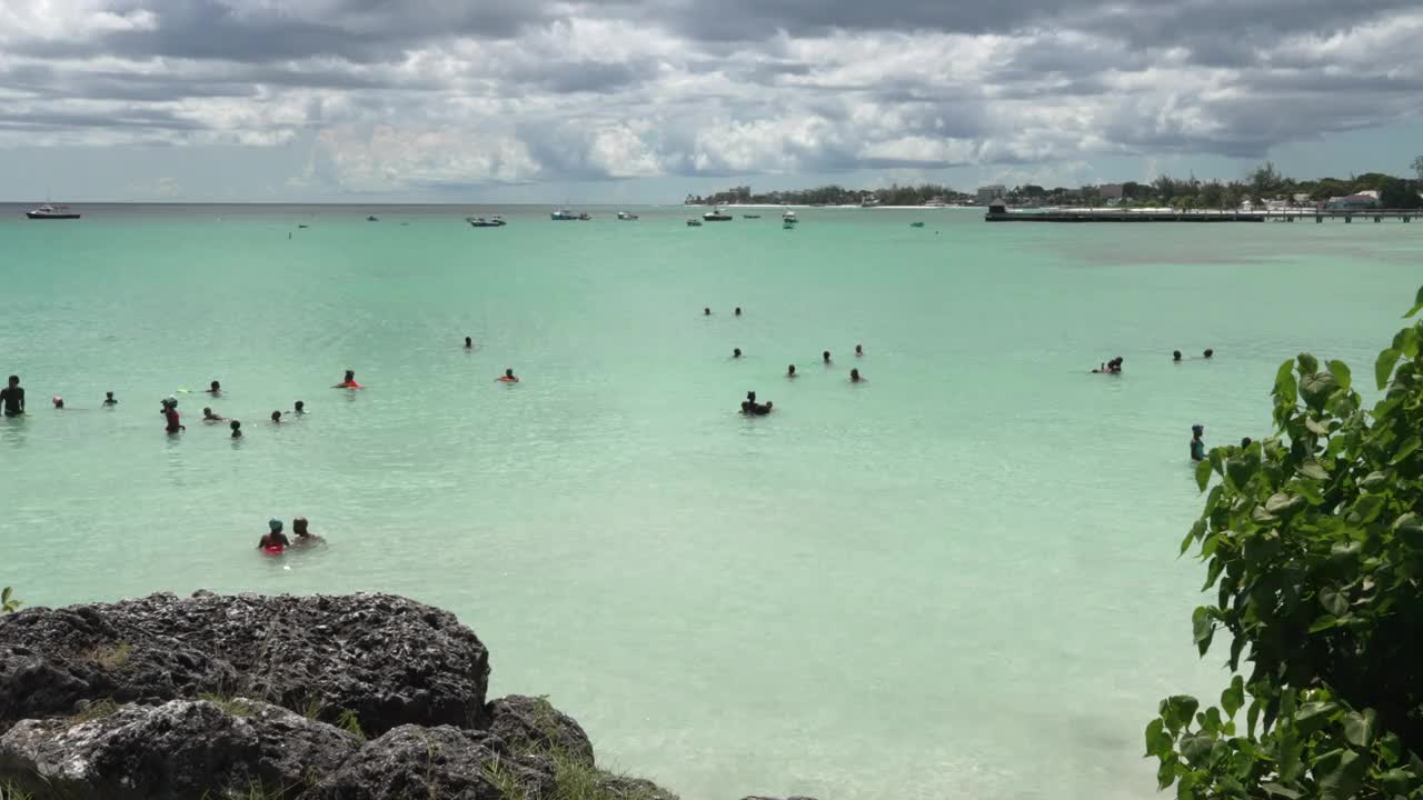 迈阿密海滩巴巴多斯和当地的海滩爱好者视频素材