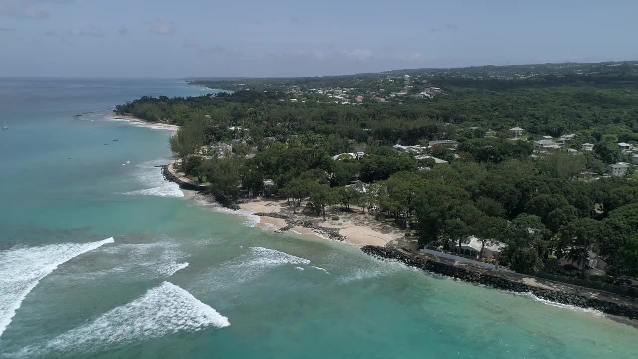 无人机在巴巴多斯福克斯顿的海上和海滩上空飞行视频下载