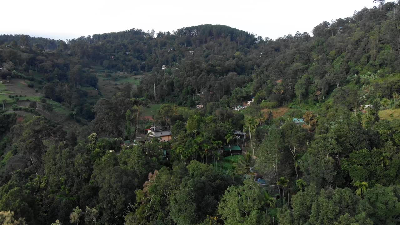 斯里兰卡埃拉绿山上偏远住宅鸟瞰图视频素材