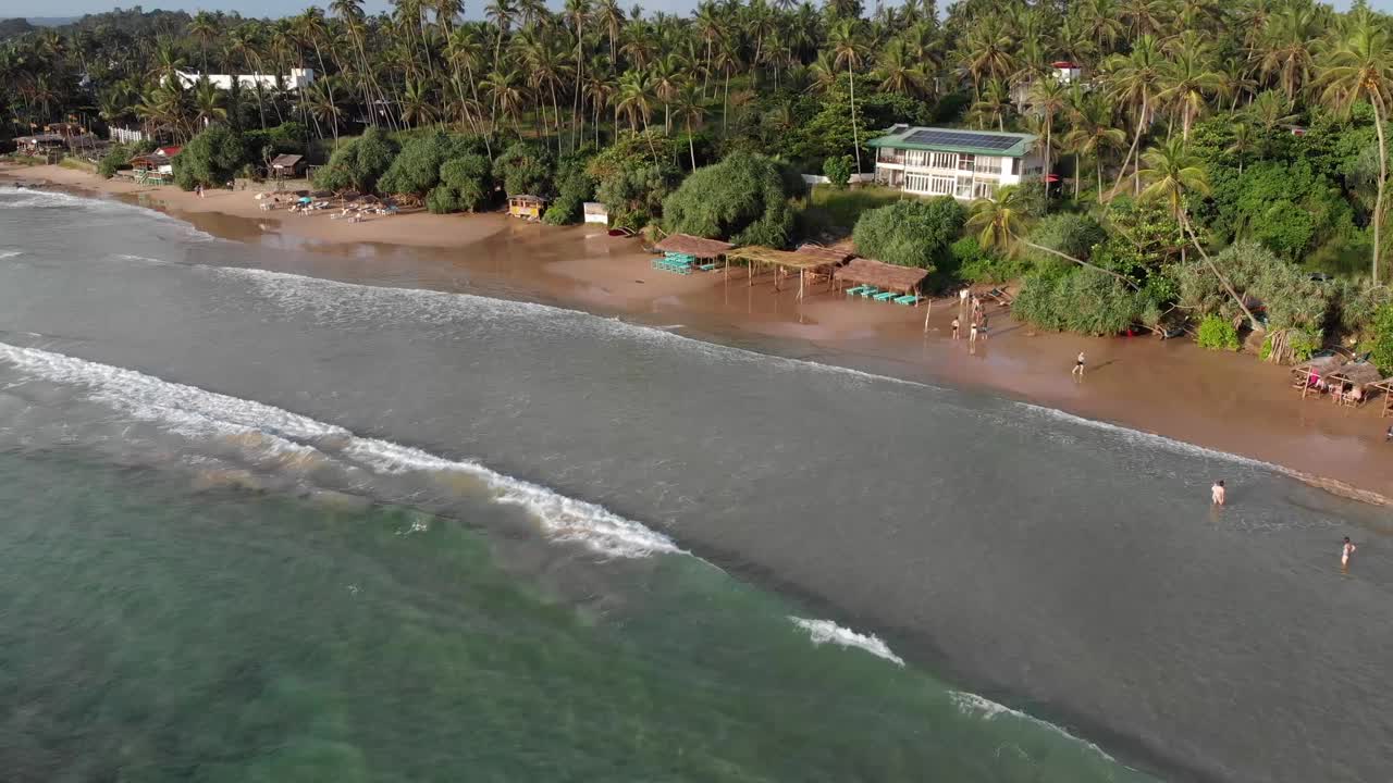 鸟瞰斯里兰卡Hiriketiya海滩海岸上的海浪视频素材