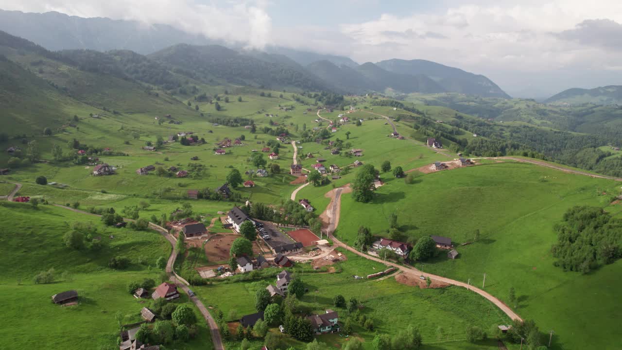 罗马尼亚的Sirnea村，绿意盎然，传统的房屋和蜿蜒的道路，夏日鸟瞰图视频素材