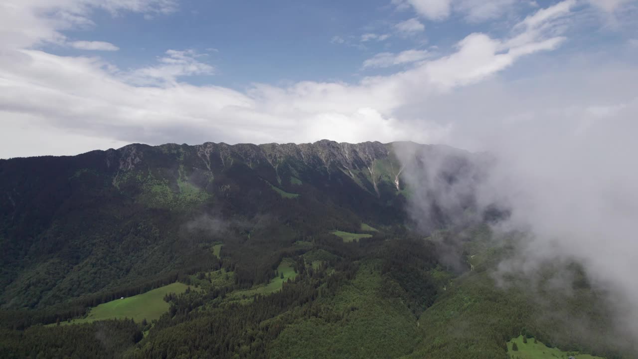 云雾缭绕在郁郁葱葱的青山上，鸟瞰视频素材