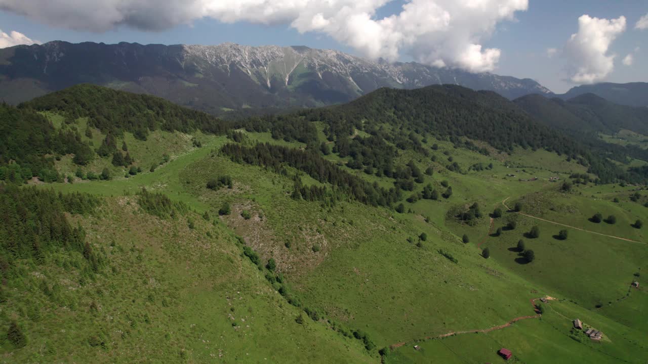 以Piatra Craiului山脉为背景的青翠高山景观，阳光明媚的一天，鸟瞰图视频素材