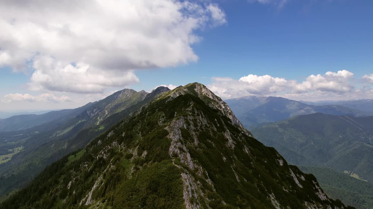 郁郁葱葱的皮亚特拉克雷乌鲁山下蔚蓝的天空，鸟瞰视频素材