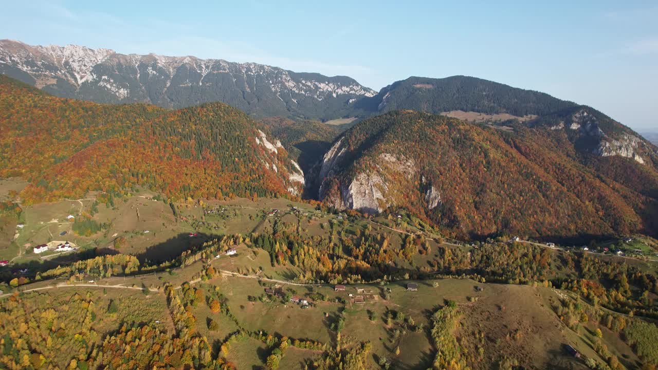 秋季鸟瞰马古拉村坐落在皮亚特拉克雷乌鲁伊山脉视频素材