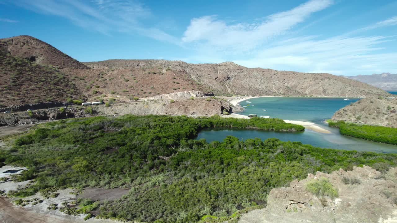 在巴伊亚康塞普西翁，下加利福尼亚州南部，墨西哥的Playa Santispac风景秀丽的远景-空中无人机拍摄视频素材