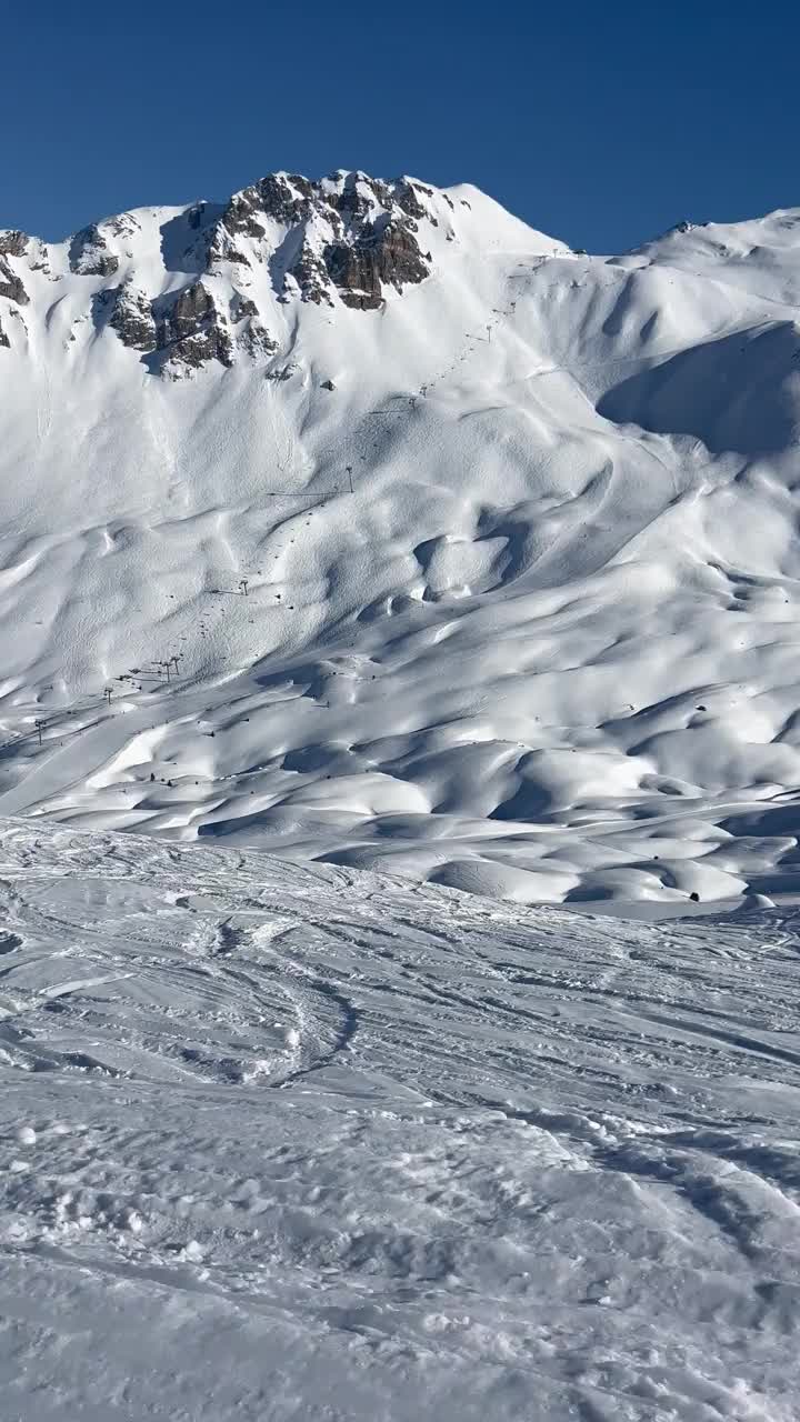 冬季库尔雪维尔滑雪场的滑雪斜坡视频素材