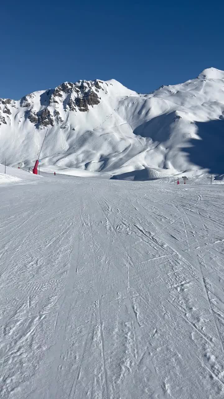 在Courchevel滑雪胜地的斜坡上滑雪视频素材