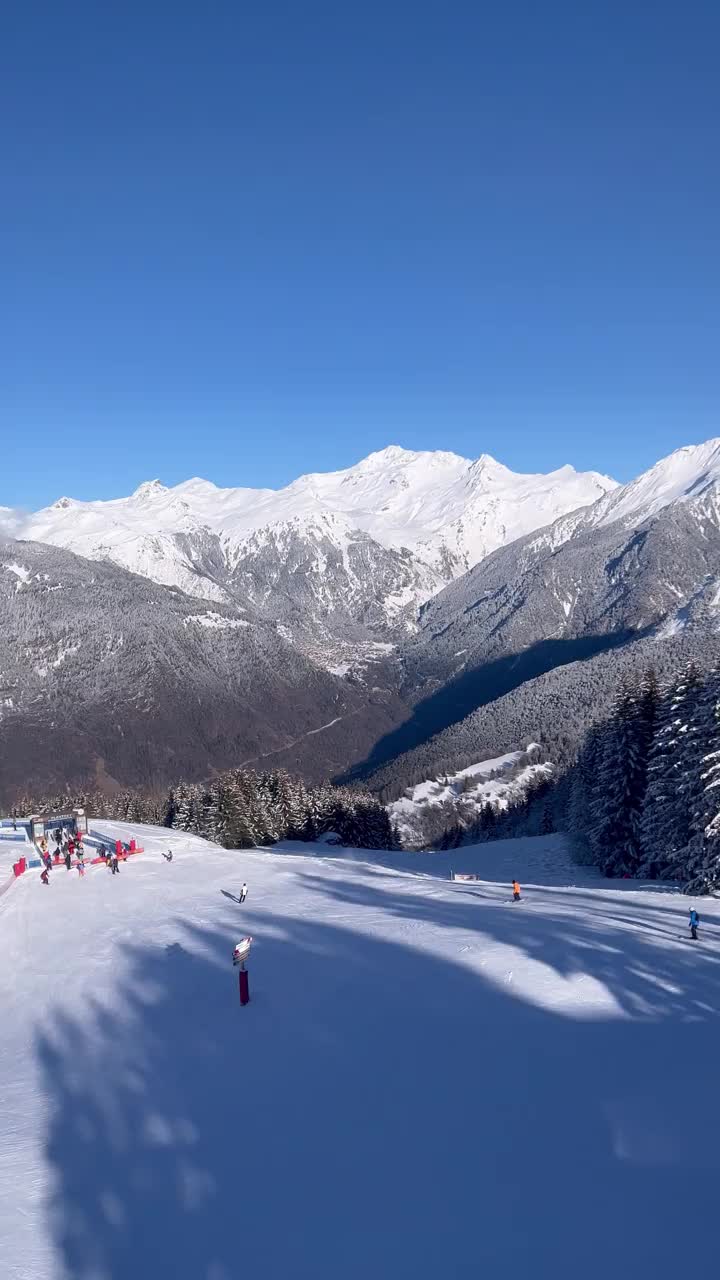 法国阿尔卑斯山脉Courchevel的冬季风景。视频素材