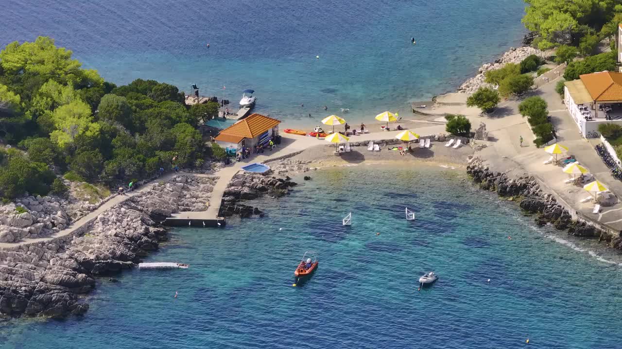 航拍:游客们正在赫瓦尔岛海岸享受夏季活动视频素材