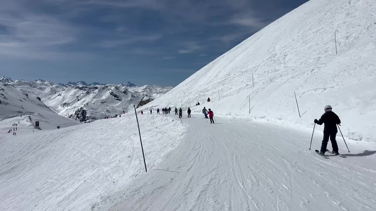 在Courchevel滑雪胜地的斜坡上滑雪视频素材