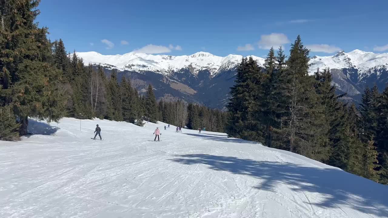 在Courchevel滑雪胜地的斜坡上滑雪视频素材