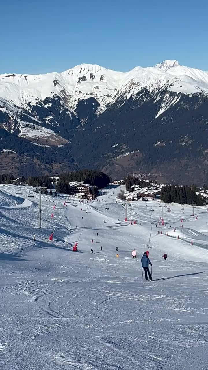 在Courchevel滑雪胜地的斜坡上滑雪视频素材