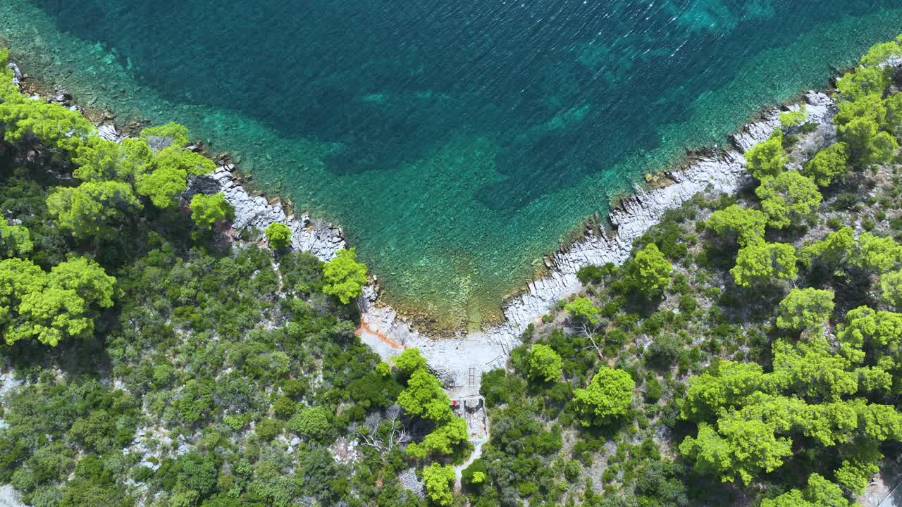 俯视图:鸟瞰科尔丘拉偏远海滩上碧绿的海水视频素材