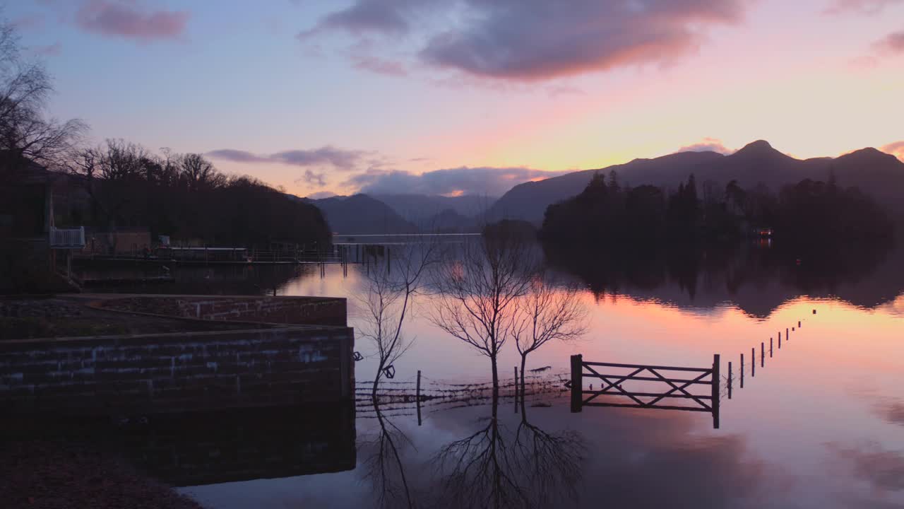 英格兰湖区坎布里亚郡Keswick附近日落时风景如画的Derwentwater。广角镜头视频素材