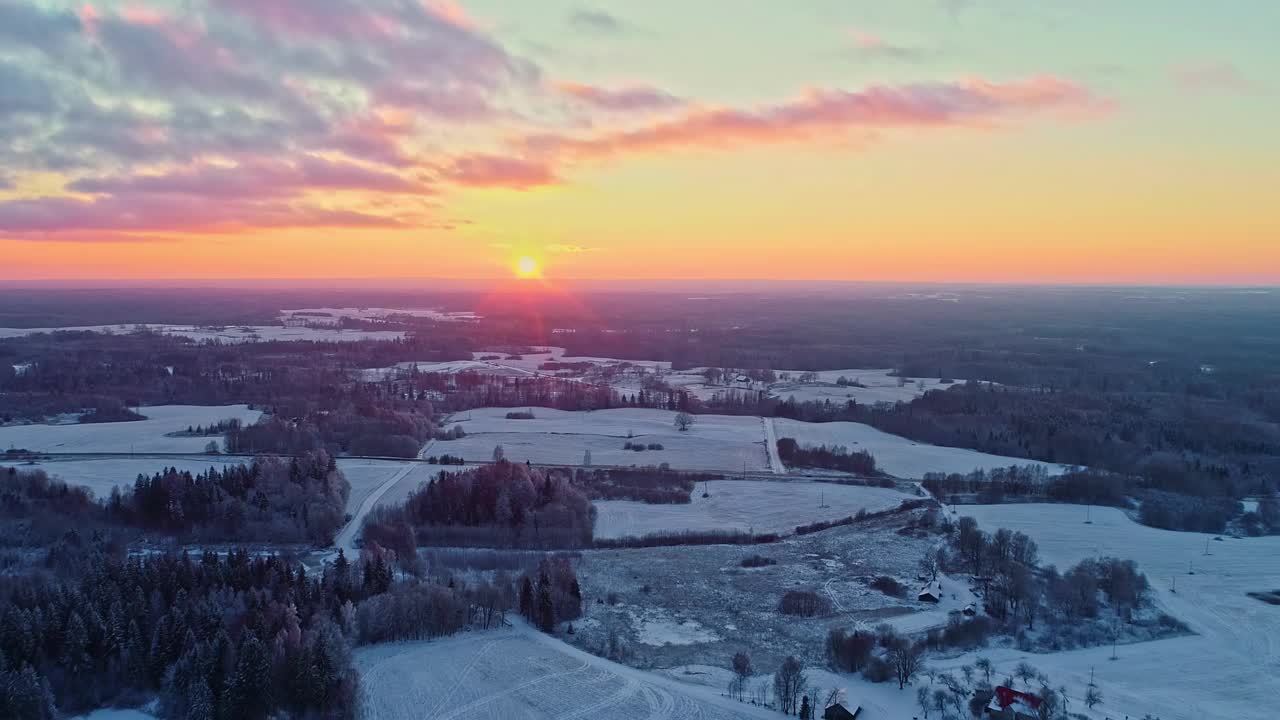 日落在雪景，充满活力的天空，冬季黄昏，鸟瞰图视频素材