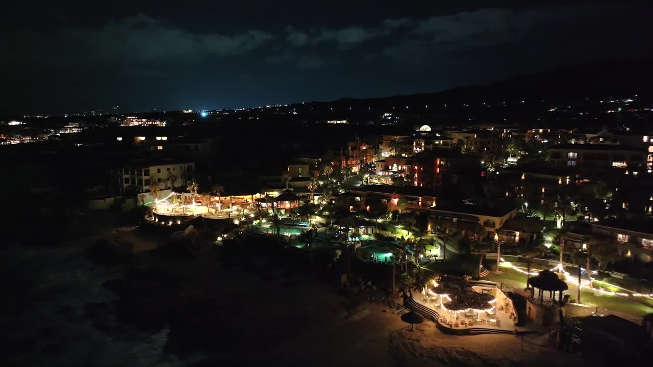 夜景照明海滨酒店在卡波圣卢卡斯，下加利福尼亚南部，墨西哥。空中的回调视频素材