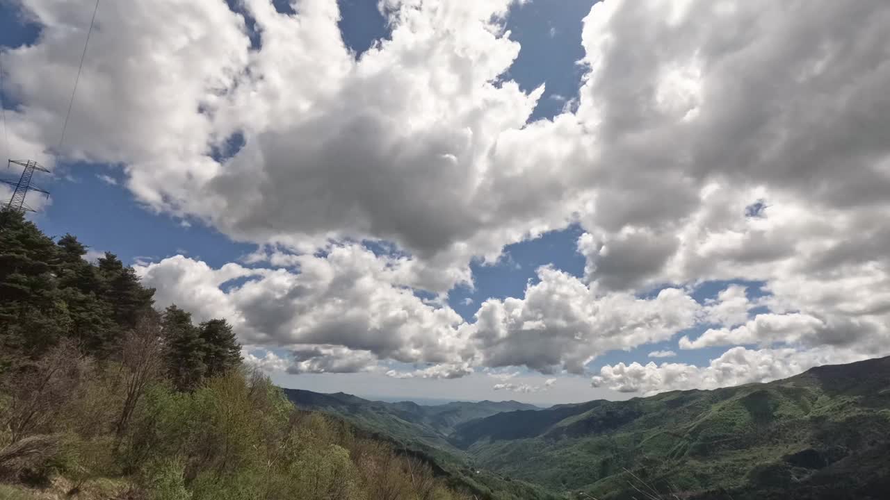 利古里亚阿罗西亚山谷高空风的延时视频视频素材