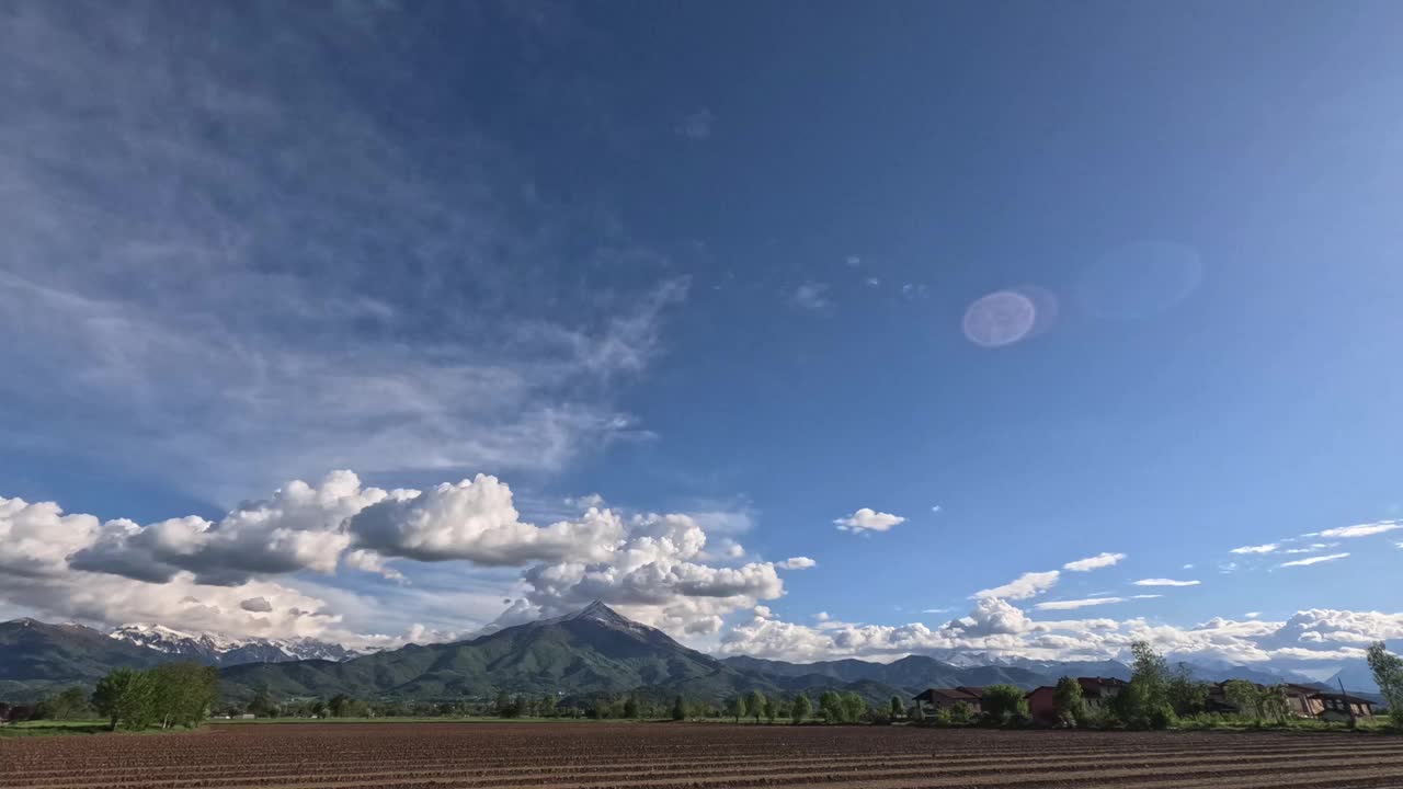 在一段延时拍摄的视频中，库内奥的比萨尔塔山在蓝天中云在山顶流动视频素材