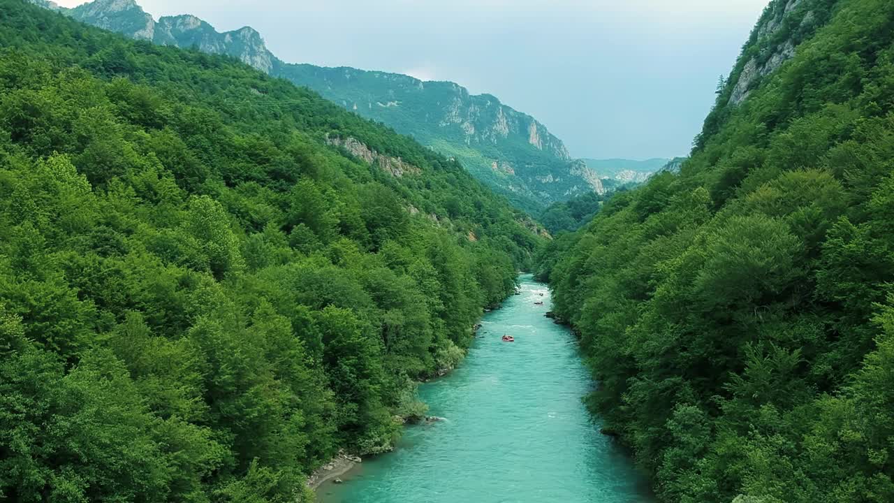 山河漂流无人机的观点视频素材