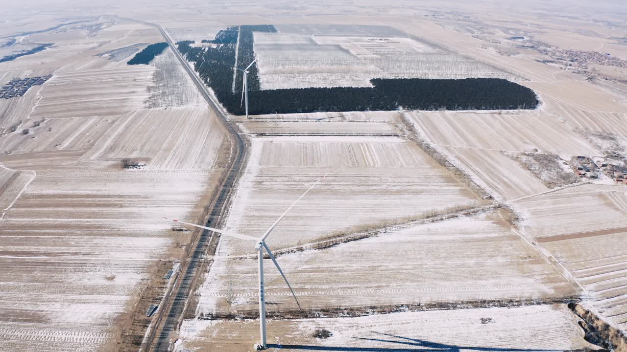 冬季降雪后中国北方农村道路鸟瞰图视频下载