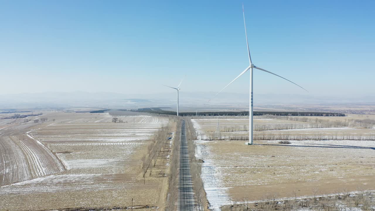 冬季降雪后中国北方农村道路鸟瞰图视频素材