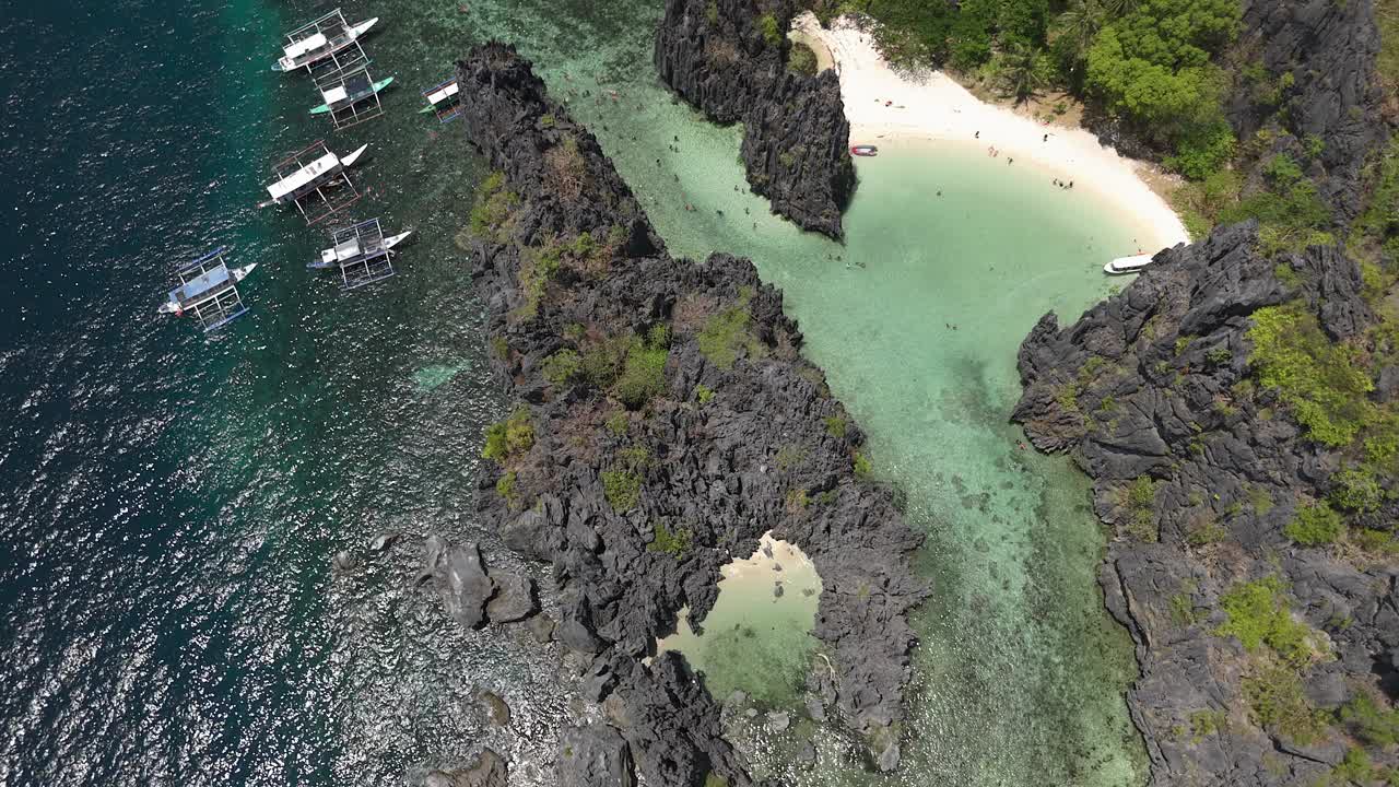 Bangka船只停泊在爱妮岛巴克特湾的隐蔽海滩上。视频素材