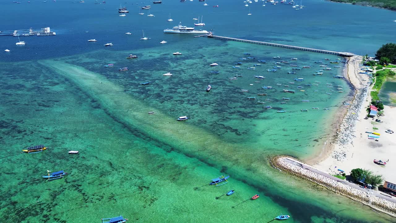 鸟瞰印尼巴厘岛的沙努尔海滩。视频素材