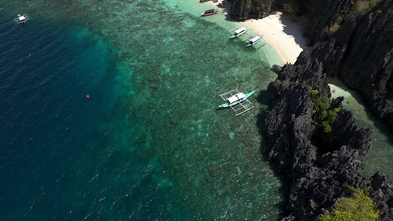 清水岛空中，壮观的喀斯特石灰岩岩层环绕着田园诗般的白色沙滩。视频素材