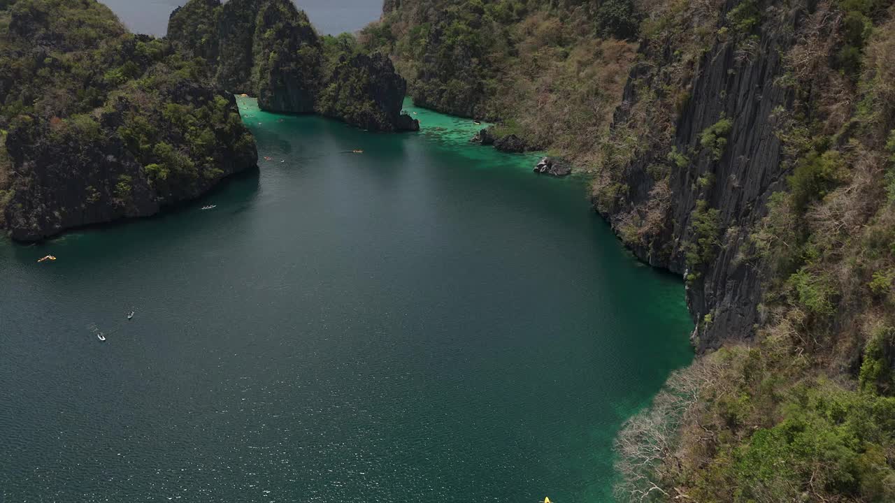 航拍菲律宾爱妮岛大泻湖。石灰岩形成的卡丁车包围了部分海洋。视频素材