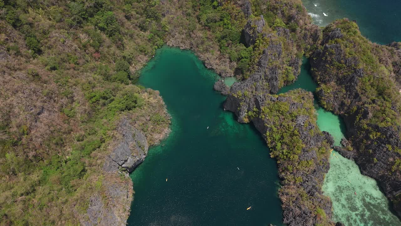 高空航拍倾斜鸟瞰在爱妮岛的大小泻湖。视频素材