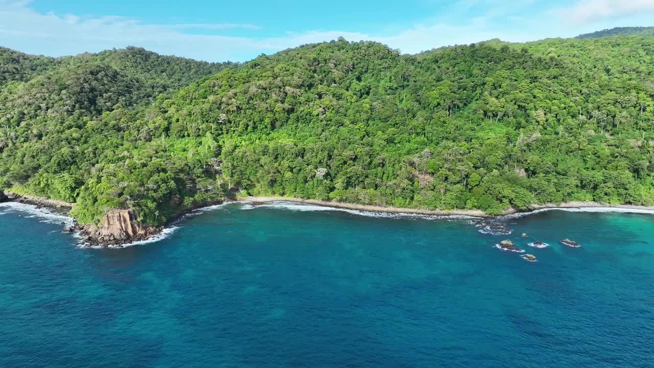 印尼威岛郁郁葱葱的batu kapal海滩，湛蓝的海水和茂密的森林，鸟瞰图视频素材