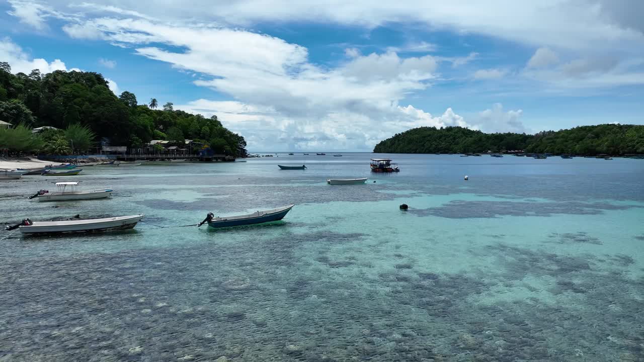 热带伊波伊海滩，清澈的海水和系泊的船只，威岛，浮潜的热点视频素材