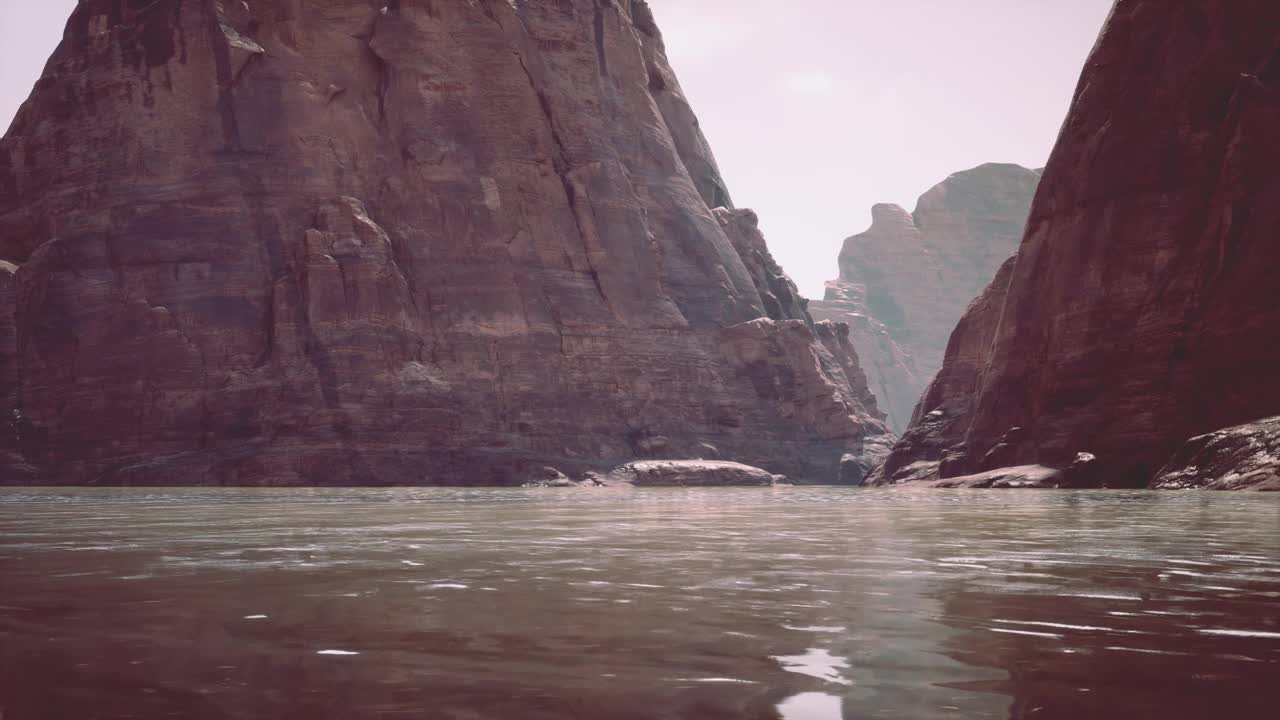 一个被岩石山峰环绕的宁静的山间湖泊视频素材