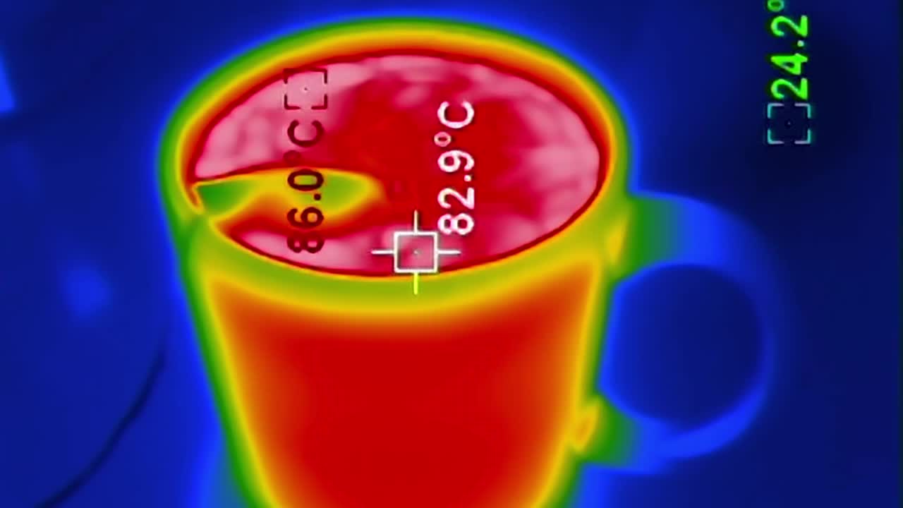热像仪观察冷却的热茶视频素材