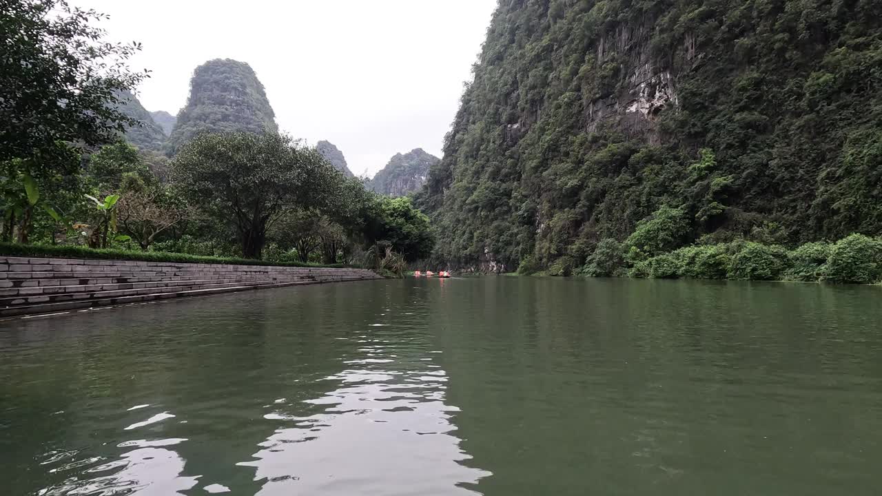 穿越喀斯特山脉的河流之旅视频素材