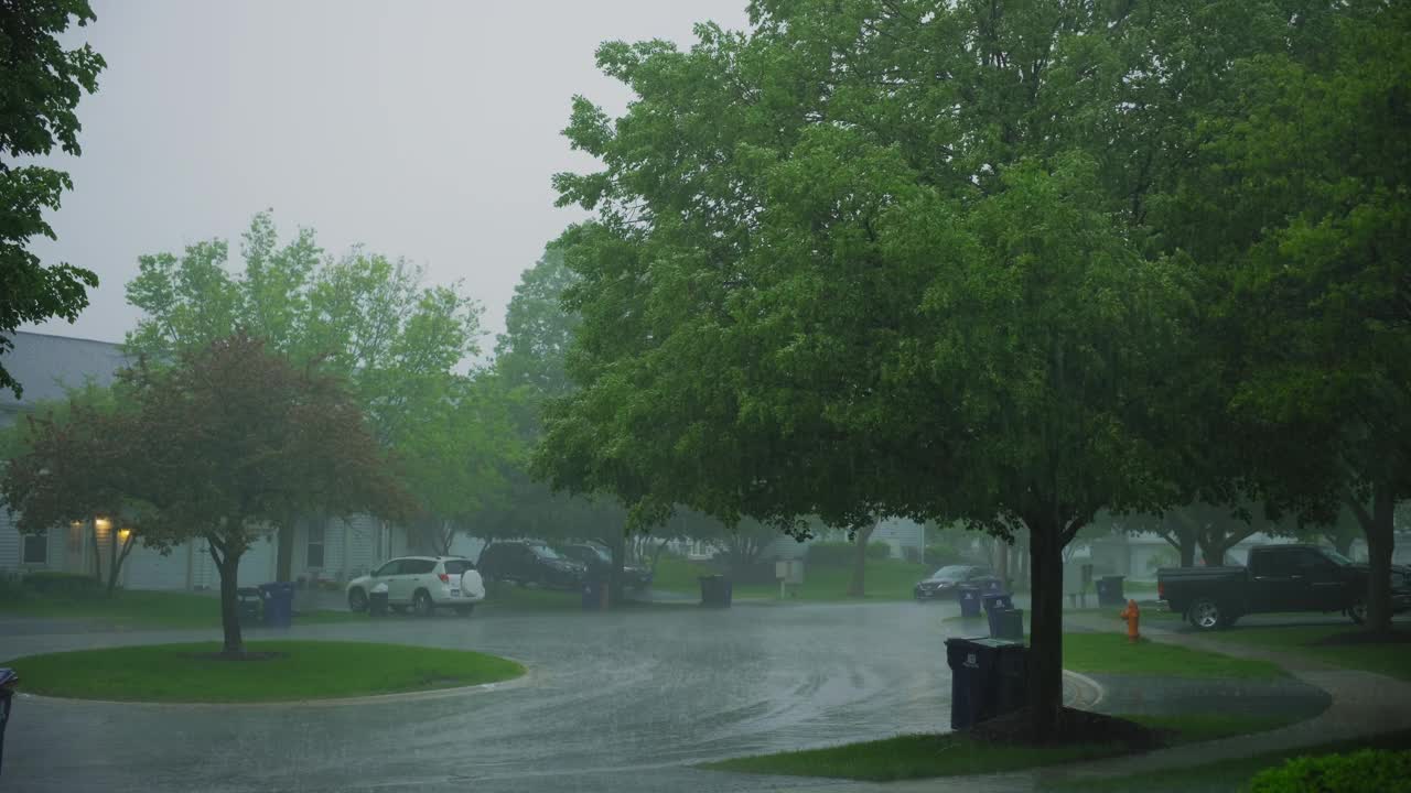 暴雨落在郊区的街道上视频素材