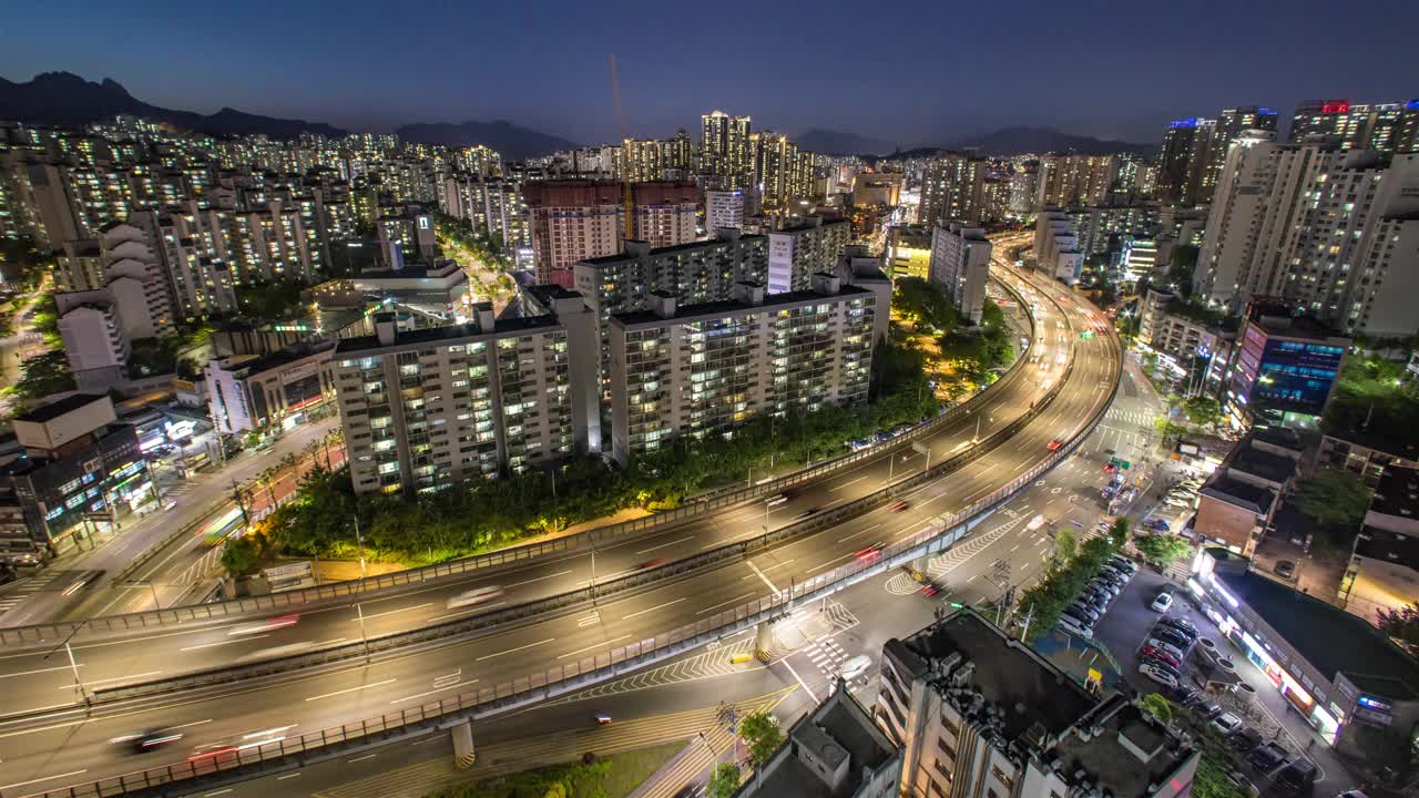 首尔，市中心，山，公寓，道路，交通在夏夜/韩国视频素材