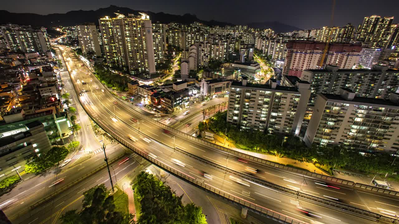 首尔，市中心，山，公寓，道路，交通在夏夜/韩国视频素材