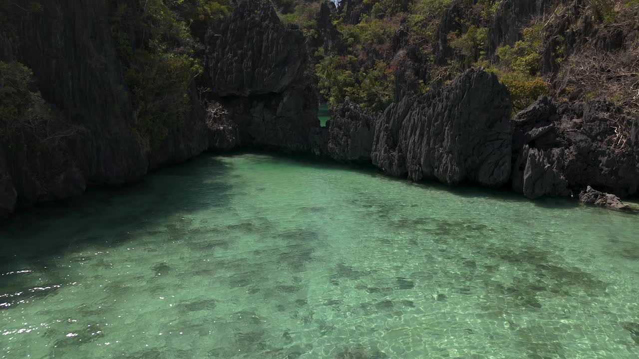 在爱妮岛小泻湖周围的石灰岩喀斯特岩壁上升起的航拍照片。视频素材