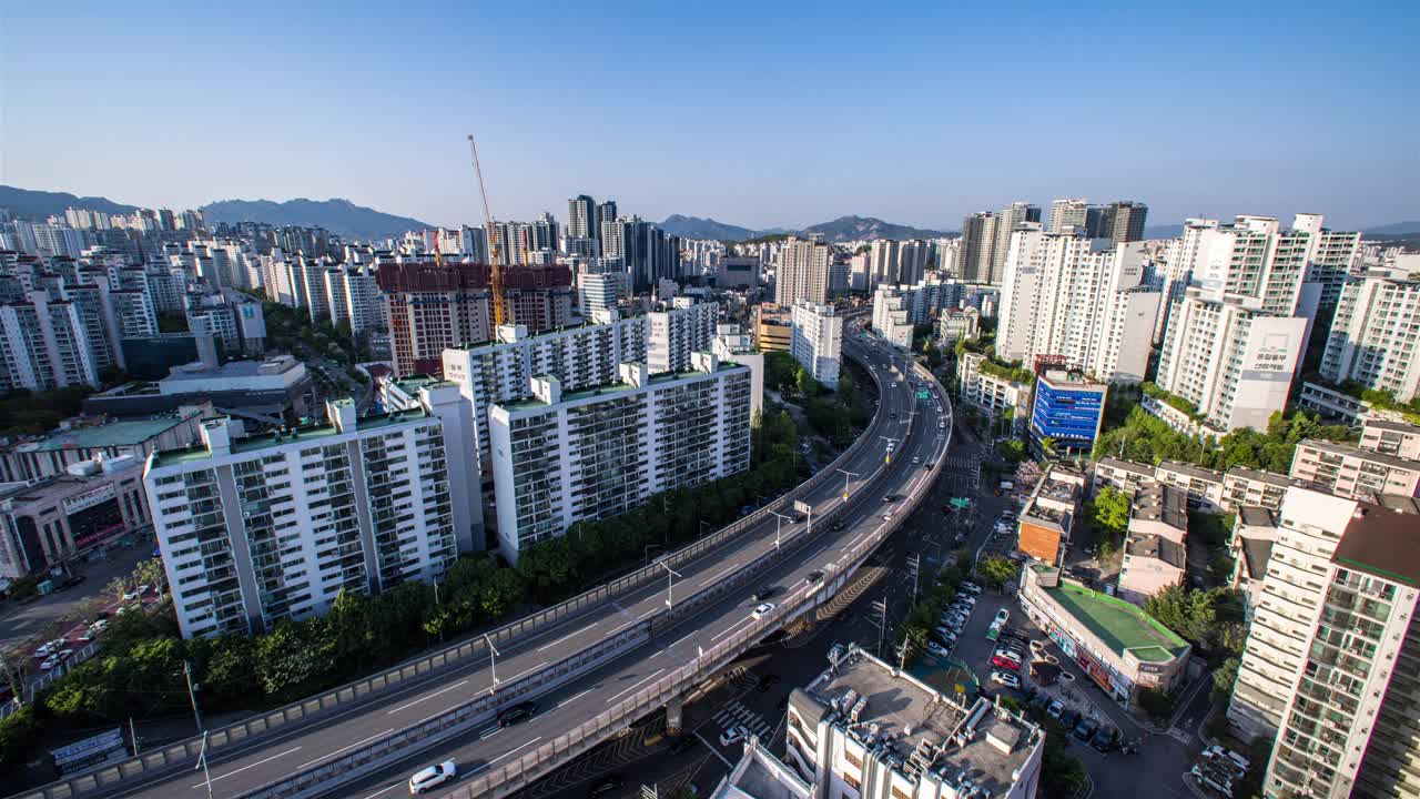 首尔，市中心，山，公寓，道路，夏日/韩国视频素材