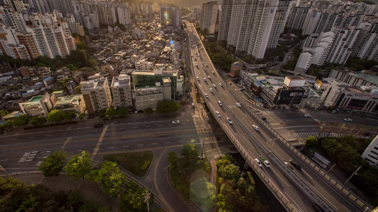 首尔，市中心，公寓，道路，城市景观和日落交通环境/韩国视频素材