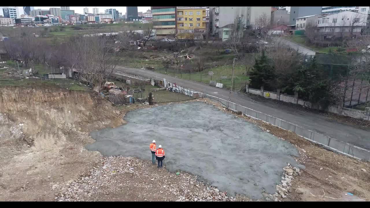 图为，两名工程师正在检查施工现场的基础上浇筑贫混凝土的区域视频下载