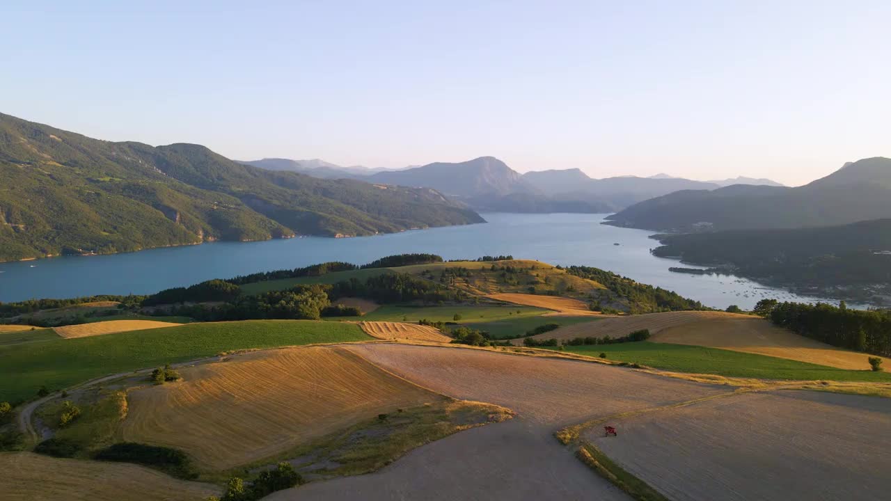 夏季鸟瞰Serre-Poncon湖，从圣米歇尔湾到大摩根山顶和savines - lelac。杜兰斯山谷的日落。上阿尔卑斯(阿尔卑斯山)，法国视频下载