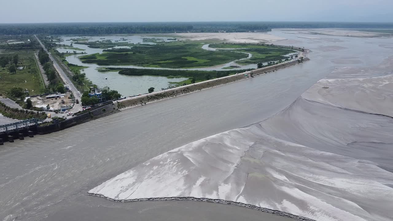 在印度一个阳光明媚的日子里，无人机拍摄的河流拦河坝视频下载